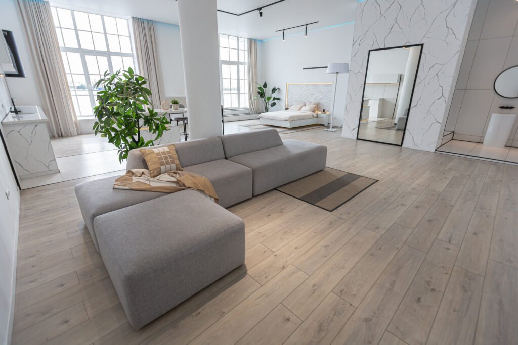 Laminatboden in modernem Wohnraum